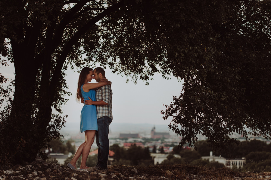 sesja narzeczenska na kopcu krakusa